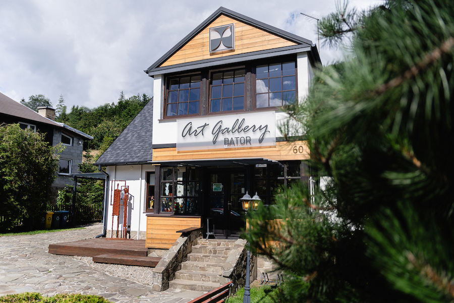 Galeria Art Gallery Bator w Szcyzrku z zewnątrz