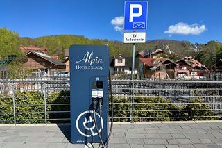 ładowarka do samochodów elektrycznych - zamontowana na przednim parkingu hotelu